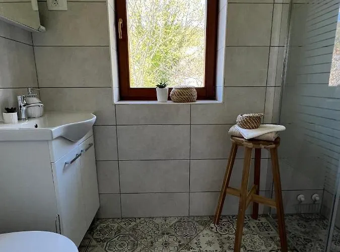 Daire Maroon - Savrsen Pogled I Miran Odmor